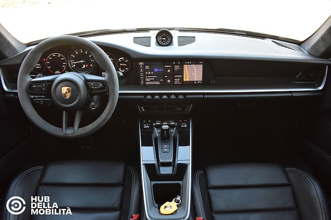 PORSCHE 911 Carrera 4S